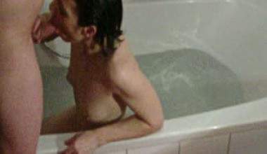 Angespritzt in der Badewanne!