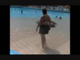 Im Freibad beim Planschen