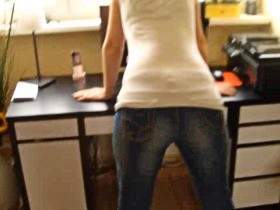 Vorschaubild vom Privatporno mit dem Titel "Vom eigenen Mann am Schreibtisch abgefickt" von Kathi-81