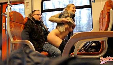 Zum ersten Mal im Zug gefickt!!!