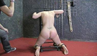 Spanking im Pranger