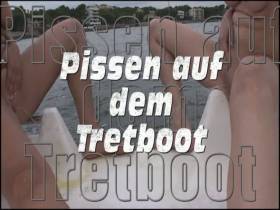 Pissen auf dem Tretboot