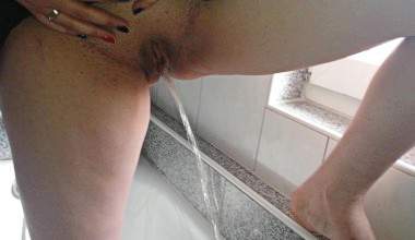 In die Badewanne gepisst