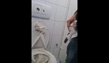 CAMPINGPLATZTOILETTTE bepisst & vollgeschissen & beschmiert