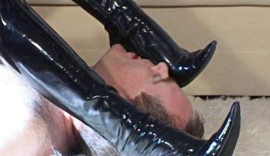 Meine Stiefel in seiner Fresse