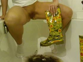 Vorschaubild vom Privatporno mit dem Titel "Schmutzige Stiefel sauber gepisst" von EvilBitch