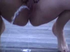 Vorschaubild vom Privatporno mit dem Titel "Leni muss pissen" von SexyLeni