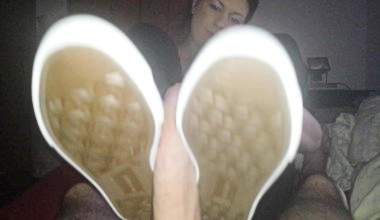 FOOTJOB MIT SCHUHEN UND WICHSEN