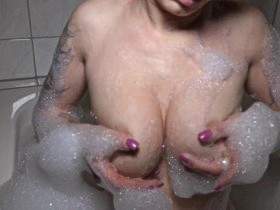 Vorschaubild vom Privatporno mit dem Titel "Titten mit Schaum massiert" von AdrienneKiss