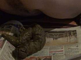 Vorschaubild vom Privatporno mit dem Titel "Auf die zeitung geschissen" von Sue-Allen