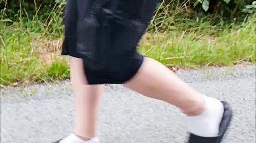 In Latschen und weißen Socken in der Natur