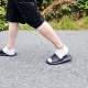 In Latschen und weißen Socken in der Natur