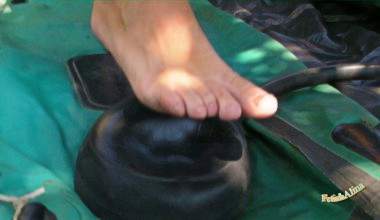 Gummiboot barfuß mit Gummipumpe aufgepump