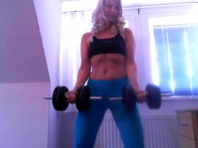 Vorschaubild vom Privatporno mit dem Titel "Hantel Workout" von EvilBitch