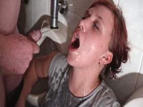 Vorschaubild vom Privatporno mit dem Titel "Perverse Klo schlampe Sperma Pisse" von extremgirl