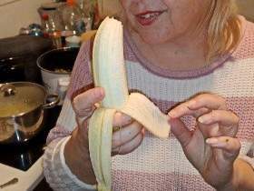 Bananen crush in der Küche