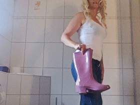Vorschaubild vom Privatporno mit dem Titel "Meine Gummistiefel Modenschau mit Überrraschung" von EvilBitch