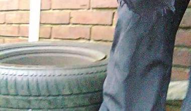 Outdoor PISSEN auf die Autoreifen!