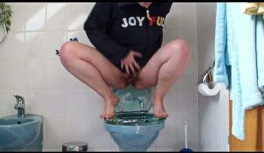 Pissen In der Hocke auf dem Örtchen