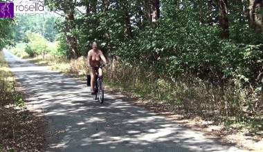 Nackt Fahrrad fahren mit Public scheißen und pissen!