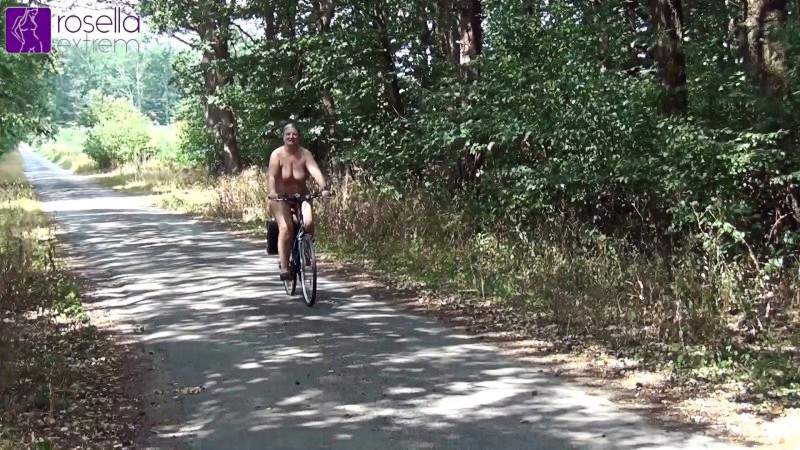 RosellaExtrem - Nackt Fahrrad fahren mit Public scheißen und pissen! 