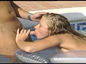 Public scandal blowjob at the hotel pool