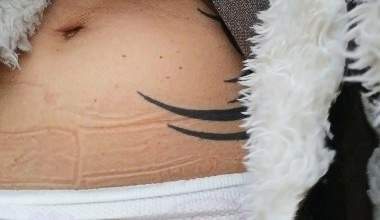 OUTDOOR Puplik gepisst und den Inkontinenz Slip gezeigt
