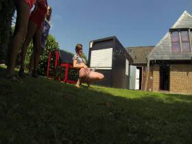 Vorschaubild vom Privatporno mit dem Titel "Weitpisscontext!! 4 Girls pissen um die Wette!" von diegeileanita