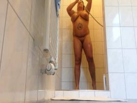 Vorschaubild vom Privatporno mit dem Titel "Kleine Erfrischung in der Dusche !" von Deine-Chefin