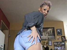 Pee! Jeanspissing a mature milf