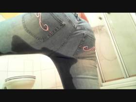 Vorschaubild vom Privatporno mit dem Titel "Helle Jeans wird gleich dunkel" von EvilBitch