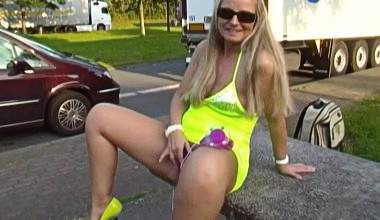Public: Dildo-Show & Squirt Rastplatz!!!