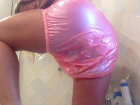 Vorschaubild vom Privatporno mit dem Titel "Piss in ROSA Gummi-Slip / Windelfetish" von Deine-Chefin