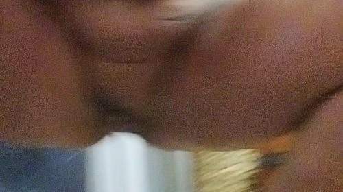 Nackt auf den Boden geschissen