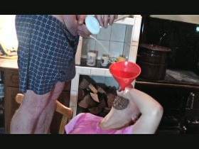 Vorschaubild vom Privatporno mit dem Titel "Trichter  Maulfotze wird mit Pisse befüllt" von extremgirl