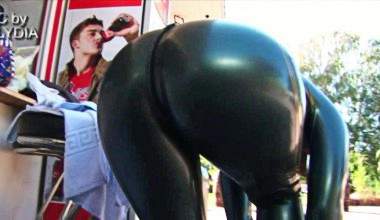 ANZIEHEN VOM NEUEN LATEXANZUG