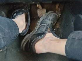 Pedal pumping while driving sockless with sneakers