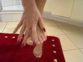 Vorschaubild vom Privatporno mit dem Titel "Magst Du stinkende Füsse und lange rote Nägel?" von EvilBitch