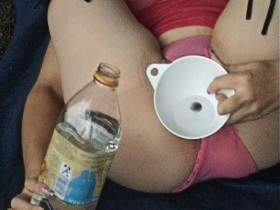 Vorschaubild vom Privatporno mit dem Titel "Outdoor:Arsch und Fotze spritzen Wasserfontäne" von GeileDiana