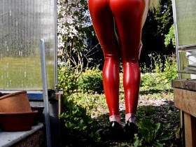 Rote Vinyl-Leggings - 2.Teil