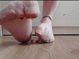 Nylon feet have fun with fruit gum ** crushing **