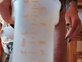 2 Liter Pisse sammeln für Volker