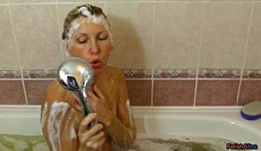 Haare waschen in der Badewanne
