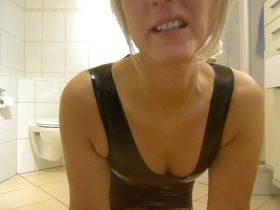 Vorschaubild vom Privatporno mit dem Titel "Mein erstes Latexkleid" von EvilBitch