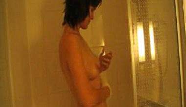 Nina nimmt eine Dusche...