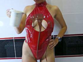 Christina in rotem sexy Latex Badeanzug mit Schokopudding
