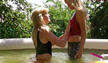 Slinykstylez Girls im Outdoor pool