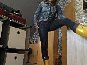 Vorschaubild vom Privatporno mit dem Titel "Jeans und Gummis" von nylon_schlampe