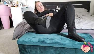 Selbst besorgen in Boots, Kuschelsocken und Leggings