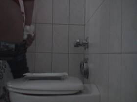 A Kackteller on the toilet seat